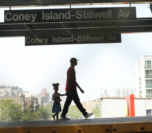 Para llegar a Coney Island se puede tomar el metro, lo cual lo hace una playa totalmente accesible para cualquier habitante de la Ciudad de Nueva York.