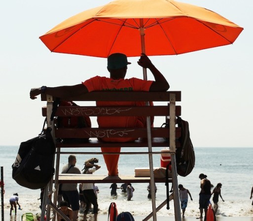 Miles de personas se reúnen en Coney Island durante los fines de semana del caluroso verano neoyorquino.