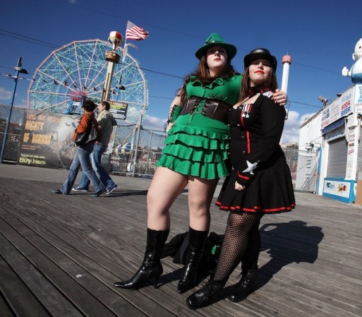 Desde el inframundo de la Ciudad de Nueva York, muertos vivientes llenan el hermoso y emblemático malecón de madera que distingue a Coney Island.