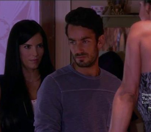 Santiago y Lisette se conocen en la casa de huéspedes. En eso llega Amanda, quien le dice a Santiago que Lisette es la amante de Humberto. Lisette se retira.