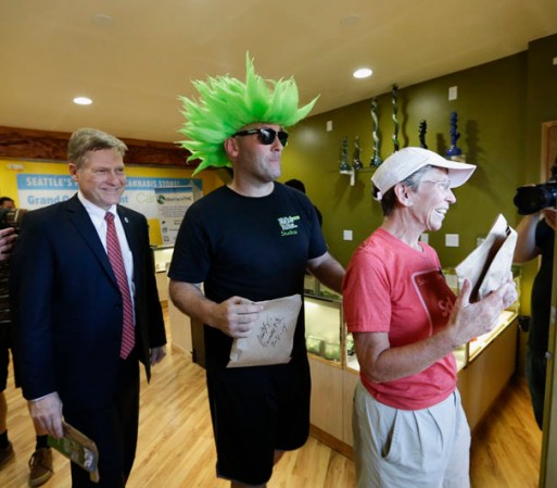 El Fiscal de la Ciudad de Seattle, Jeremy Cooper, a la izquierda, también compró marihuana durante el primer día de ventas.