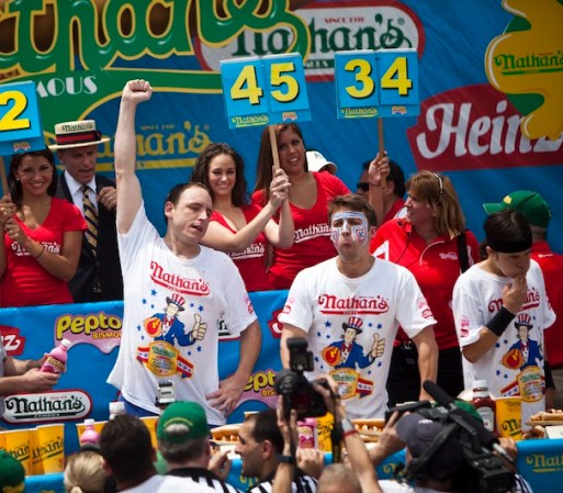 El concurso de a ver quién come más hot dogs de Nathans, que se celebra el fin de semana del 4 de julio es uno de los eventos que más gente atrae.