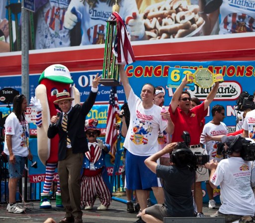 Los concursantes comieron la mayor cantidad de hot dogs en 10 minutos.