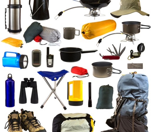 Equipo de campamento. Al inicio del verano los almacenes se surten de casas de campaña, sillas portátiles, asadores de carbón y demás equipo para ir de campamento. Pero, al finalizar el verano estos artículos tienden a bajar de precio, así que no importa si esperaran en el closet algunos meses antes de ser usados, con el dinero que te ahorraras este agosto podrás organizar tus campamentos del próximo verano.