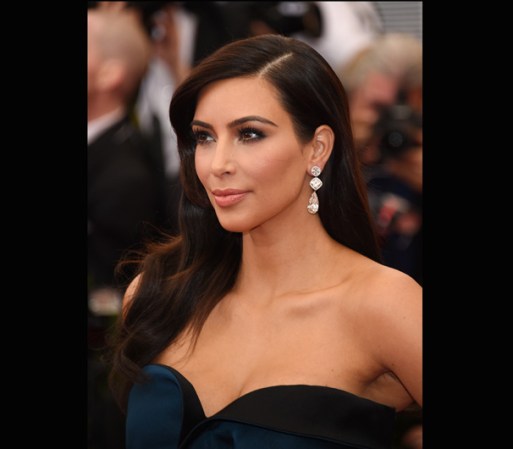 Kardashian utilizó joyas de Lorraine Schwartz, el mismo que diseñó su costosísimo anillo de compromiso.