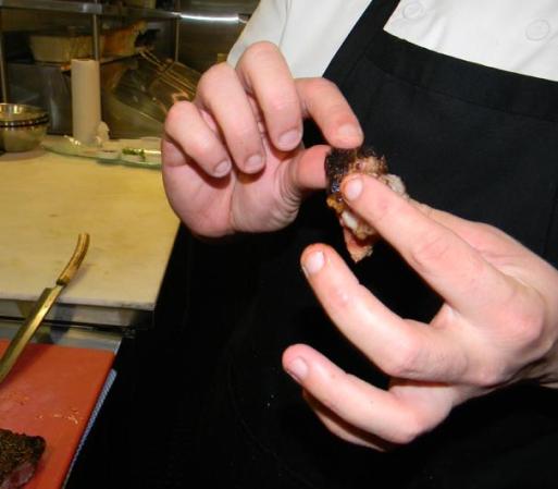 Conserva el hueso y el borde graso que retiraste de la carne al cortarla, pues sabe delicioso y te servirá para decorar el plato terminado.