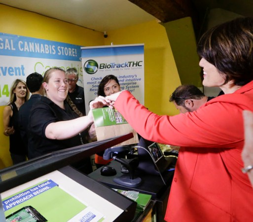 Tanto Washington como Colorado han creado un sistema regulado por el estado para la producción, venta y recaudación de impuestos derivados de la droga.