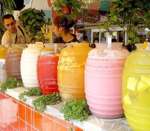 “Las verdaderas aguas frescas vienen en estos envases”