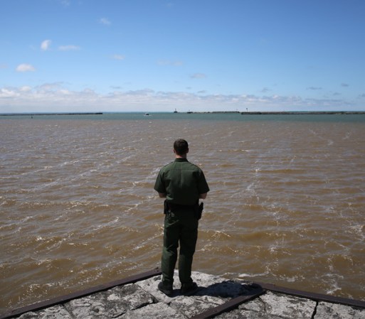 Agentes aduanales inspeccionan el lago Erie cerca de la frontera con Estados Unidos y Canadá en Búfalo, Nueva York.