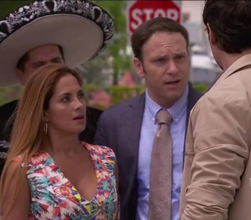 Lucy lleva mariachis a Pancho afuera de la comisaría. Carlos se da cuenta y le llama la atención a Pancho. Éste le ofrece una disculpa y afirma que Lucy ya no es su novia.