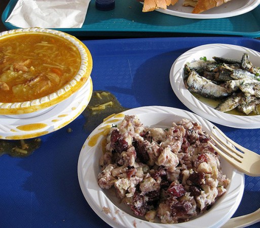 Sardinas con hierbas en aceite, pollo con arándano y sopa de fideos con pollo.