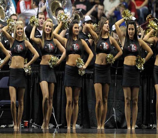 Aunque el baloncesto universitario cuenta con gran cantidad de aficionados, sus porristas motivan a otros cuantos. Aquí unas razones para que veas que este deporte tiene lo suyo...