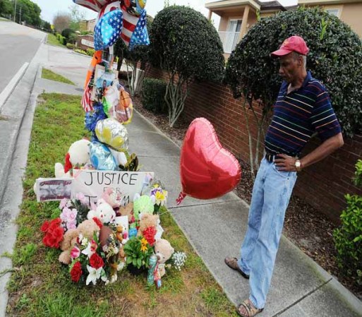 Un vigilante voluntario de esa urbanización, George Zimmerman, de 28 años, dijo a la policía que disparó a Martin en defensa propia, después de llamar a la línea de emergencias policiales (911) e informar de que un "negro caminaba con algo en las manos y actuaba de manera sospechosa".