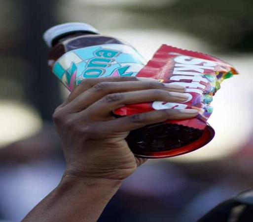 Trayvon Martin, de 17 años no llevaba armas consigo, sino una bolsa de caramelos de Skittles y un té frio.