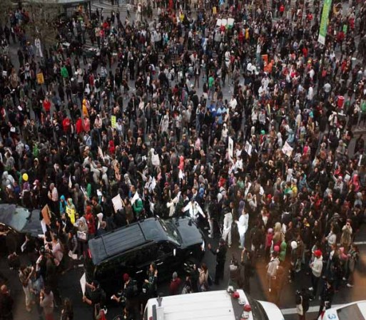 La marcha fue seguida de cerca por decenas de agentes de policía que intentaron sin éxito en repetidas ocasiones que los manifestantes caminaran por la acera en lugar de interrumpir el tráfico en algunas de las principales vías de esa zona de la ciudad.