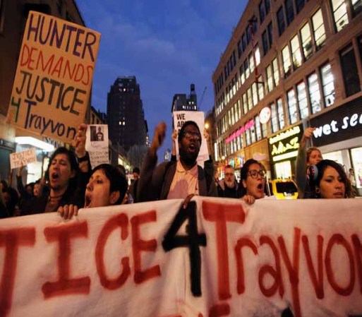 El movimiento "Ocupa Wall Street" convocó la manifestación de en solidaridad con la familia del joven afroamericano asesinado.