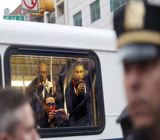 Hasta los curiosos observaban la gran marcha desde el medio de transporte público.