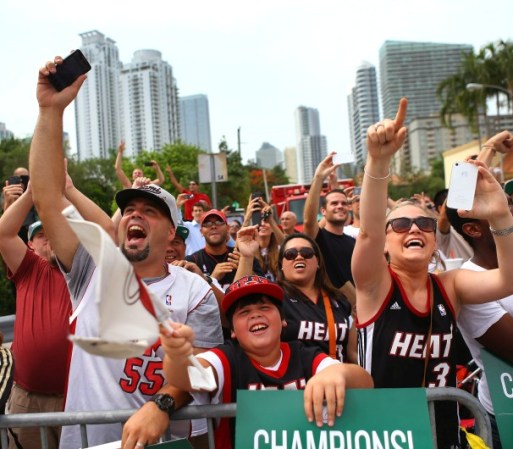 Los Heat prendieron a su paso durante el desfile y el gran festejo que culminó en la Miami Airlines Arena.