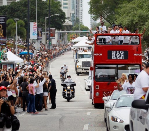 Los Heat prendieron a su paso durante el desfile y el gran festejo que culminó en la Miami Airlines Arena.