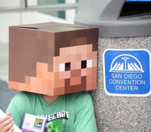Un fan disfrazado de video-juego participa en la convención.