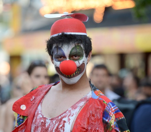 No andaba muerto, andaba de parranda... Hubo zombies con mejor sentido del humor en la marcha.