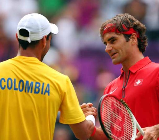 DIA 1: Roger Federer, de Suiza, le da la mano a Alejandro Falla, de Colombia after tras el partido en el que el colombiano no se la puso nada fácil a este gran campeón.