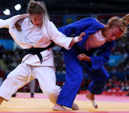 Paula Pareto, de Argentina (en blanco) compite contra Charline Van Snick, de Bélgica, en Judo.