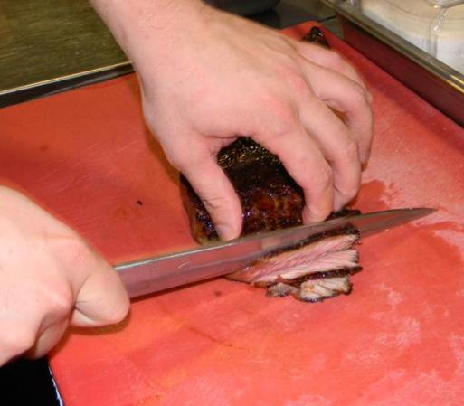 Ahora sí tu carne ya está lista, sumérgela nuevamente en la salsa para reforzar el sabor, llévala a una tabla, voltéala para que se distribuya el jugo y córtala en rebanadas delgadas con un cuchillo bien afilado.