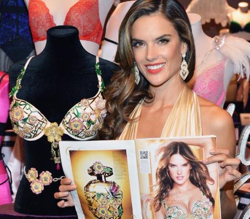 Alessandra confesó durante la rueda de prensa que ha estado ejercitando más la parte superior de su cuerpo para lucir sensacional esta pieza.