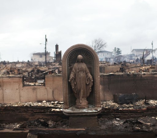Esta virgen parece dar esperanza a los que perdieron todo, ya que fue lo único que quedó en una casa donde el fuego convirtió en cenizas todo lo que encontró a su alrededor.