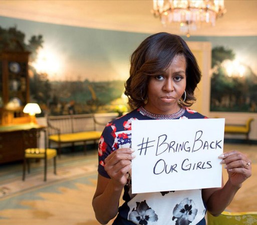 La primera dama acompañó sus palabras con una fotografía en la que aparece con rostro serio y sosteniendo un cartel con el lema de la campaña, "#BringBackOurGirls"