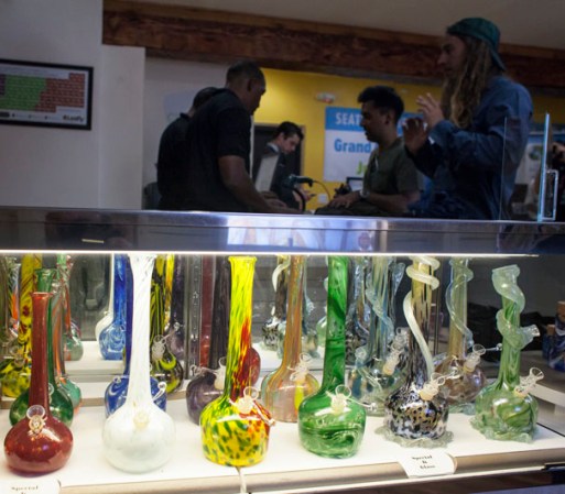 Aunque más de 2,600 personas solicitaron la autorización para producir marihuana, menos de 100 fueron aprobados y sólo unos diez estuvieron listos para cosechar en julio.