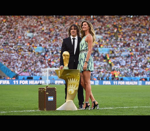 La modela brasileña, Gisele Bundchen, y el exfutbolista español, Carles Puyol, fueron los encargados de presentar la Copa del Mundo.