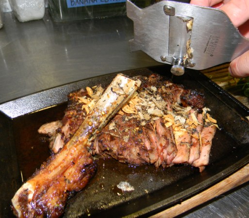 Decora con chips de ajo, que puedes hacer cortando el ajo en rebanadas finitas y dorándolo en una sartén. Como toque final, espolvorear trufa negra rallada sobre el plato terminado.