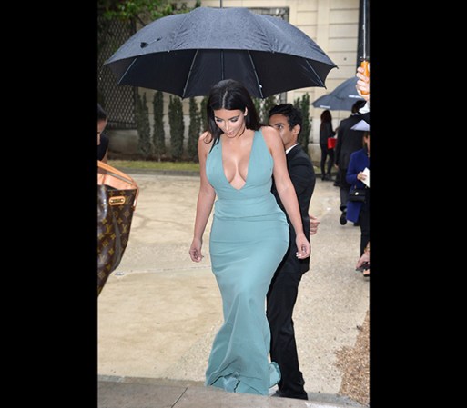Julio 9, 2014 – Kim Kardashian volvió a hacer de las suyas durante uno de los eventos más importantes en el mundo de la moda.