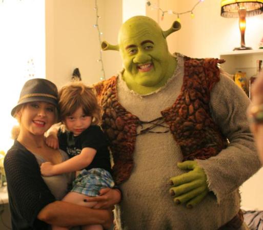 La cantante Christina Aguilera saluda al personaje Shrek junto a su hijo Max, fruto de su relación con su ahora ex esposo, el ejecutivo de música Jordan Bratman.