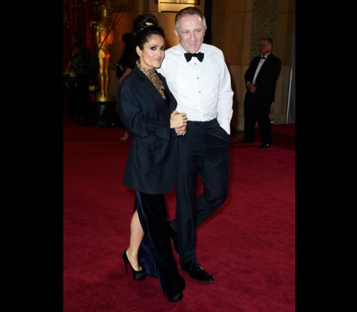 Al término de los Oscar, Salma seguro estaba rendida por dos días de tanta fiesta. Aparte del cansancio, es evidente que también tenía frío pues su esposo tuvo que prestarle su saco.