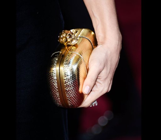 Sus accesorios de nuevo fueron la envidia de muchas, empezando con una bolsa también de Alexander McQueen.