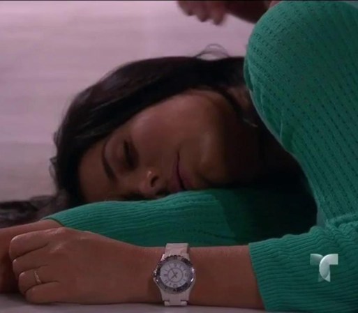 Humberto quiere impedir que Amanda salga de su cuarto, ella le da una bofetada, sale corriendo y rueda las escaleras.