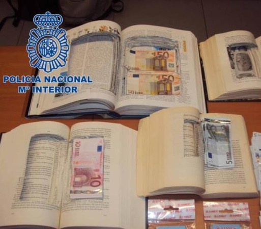 Hay otros que prefieren ser un poco más intelectuales y hacer hoyos en los libros para pasar fuertes cantidades de dinero.