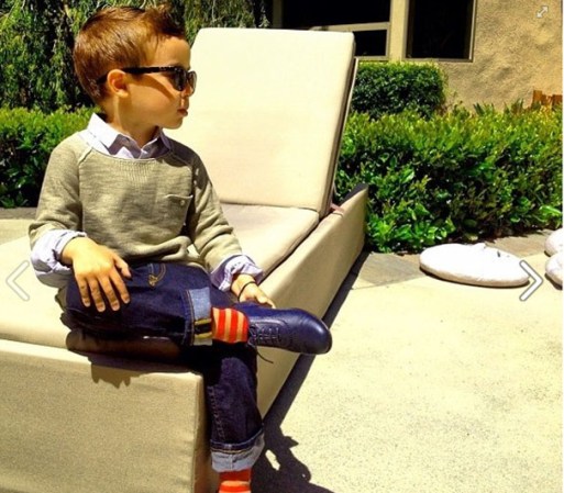 Con tan solo 5 años de edad, Mateo posa y viste como todo un hombrecito.