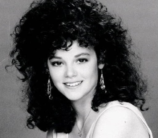 REBECCA LUCILE SCHAEFFER – 18 de julio de 1989. La modelo y cantante murió en el edificio de su departamento a manos de un hombre que estaba obsesionado con ella. Schaeffer tenía 21 años.