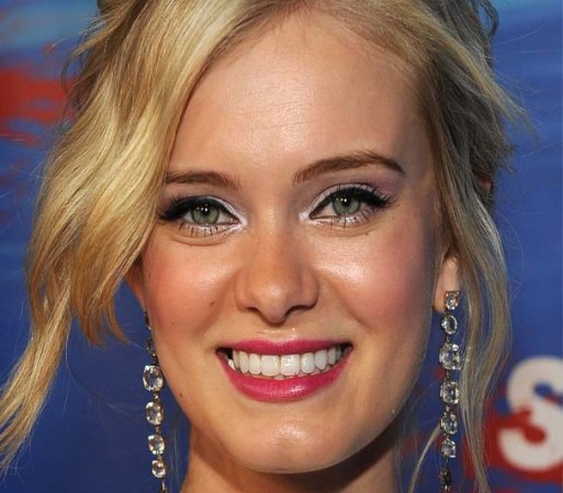 Sara Paxton – Probablemente reconozcas a Paxton por su actuación en “Last House On The Left” o “Shark Night 3D”.
