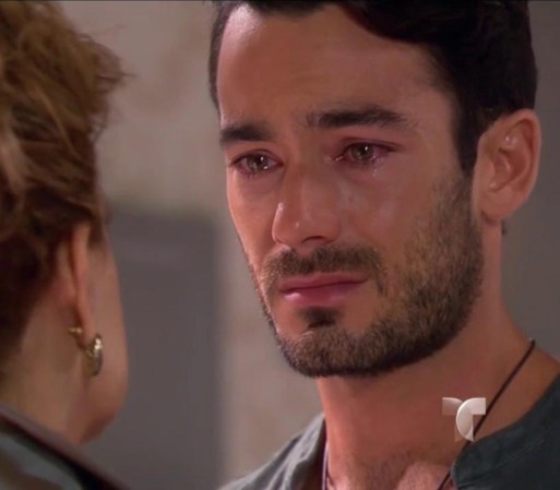 Santiago va a la cocina a buscar algo de tomar para celebrar. Su madre llega y le dice que no cree la historia de él con Inés. Santiago le confiesa que ama a Amanda.