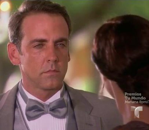 Lisette le cuenta a Humberto que Amanda fue a buscar a Santiago a la casa donde vive una noche antes de la boda. Humberto enfurece y la corre.