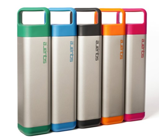 Si batallaste por mucho tiempo para lavar los tradicionales envases cilíndricos, esta original botella cuadrada para el agua, que se abre por arriba y abajo, te facilitará la vida.<br />Disponible en cleanbottle.com , $45 .