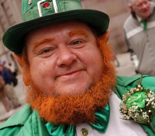 En Philadelfia un ¿hombre? se disfraza de duende. ¿O es en realidad un duende?