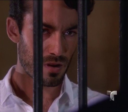 Mientras Amanda está con Santiago llegan Inés y su papá, Santiago repite que se casará con Inés y Vicente corre a Amanda de ahí.