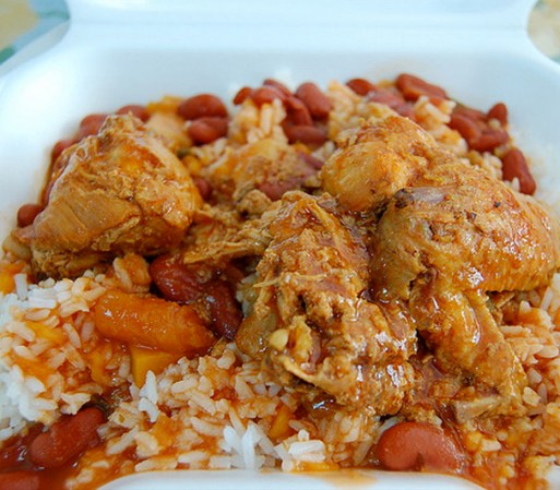 Pollo con arroz y frijoles.