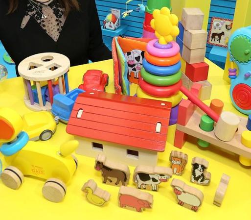 Algunos productores de juguetes se especializan en los óptimos para bebés…